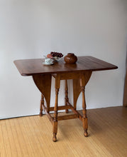 Load image into Gallery viewer, Vintage American Colonial Style Drop-Leaf Dining or Side Table