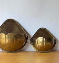 Load image into Gallery viewer, Vintage Brass Scallop Nesting Wall Pockets