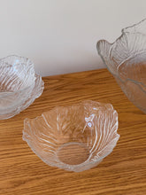 Load image into Gallery viewer, Vintage 5 piece Glass Bowl Set