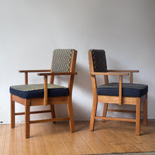 Load image into Gallery viewer, Set of 4 Vintage American Oak Arts and Crafts Chairs