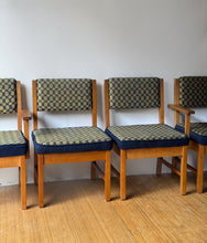 Load image into Gallery viewer, Set of 4 Vintage American Oak Arts and Crafts Chairs