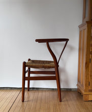 Load image into Gallery viewer, MCM Wishbone Style Chair