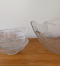 Load image into Gallery viewer, Vintage 5 piece Glass Bowl Set