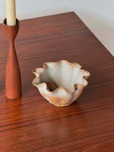 Ruffle Clam Shell Pottery Bowl