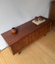 Load image into Gallery viewer, Vintage MCM Lane Cedar Chest