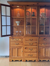 Load image into Gallery viewer, Vintage Pine Thomasville Hutch