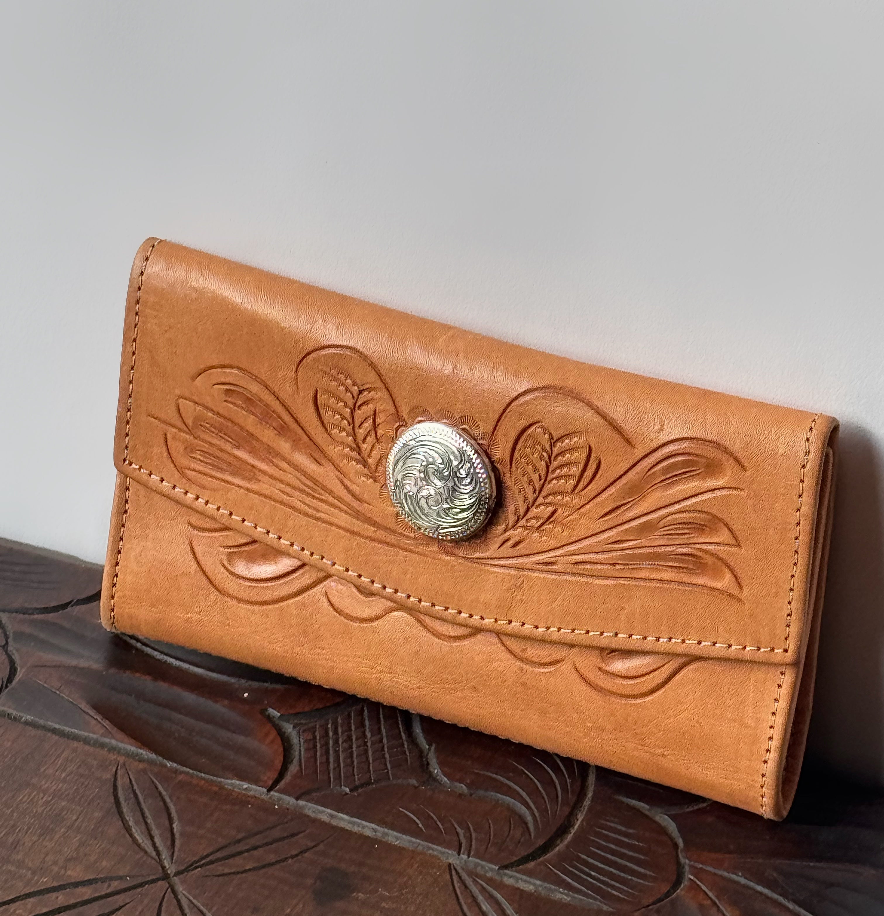 FREEN BEACKY 引出物的なやつ Free People We The Free Etched Bird Studded Crossbody Bag