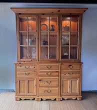 Load image into Gallery viewer, Vintage Pine Thomasville Hutch